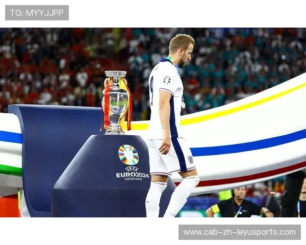 凯恩停球刺入禁区制造巨大混乱，热刺前场势头再起